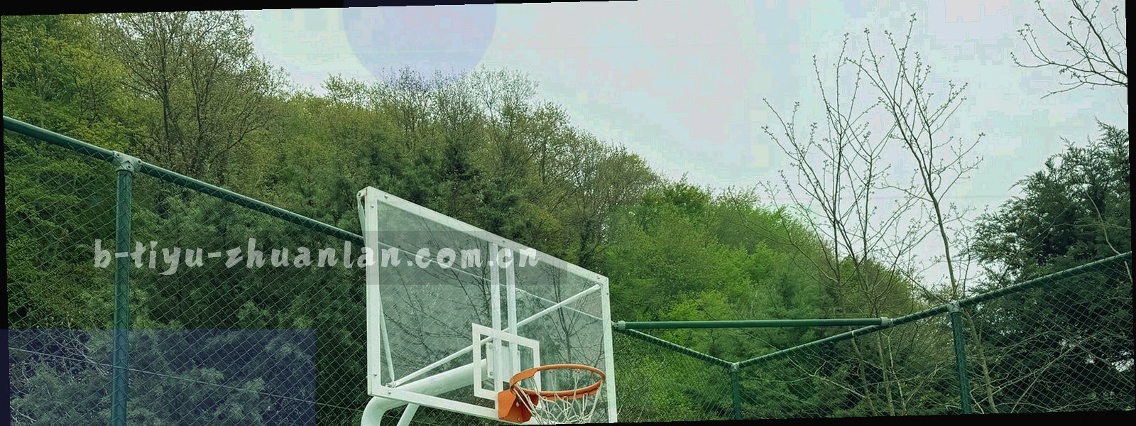 深色背景上的细线网格与分散节点连接的抽象图形